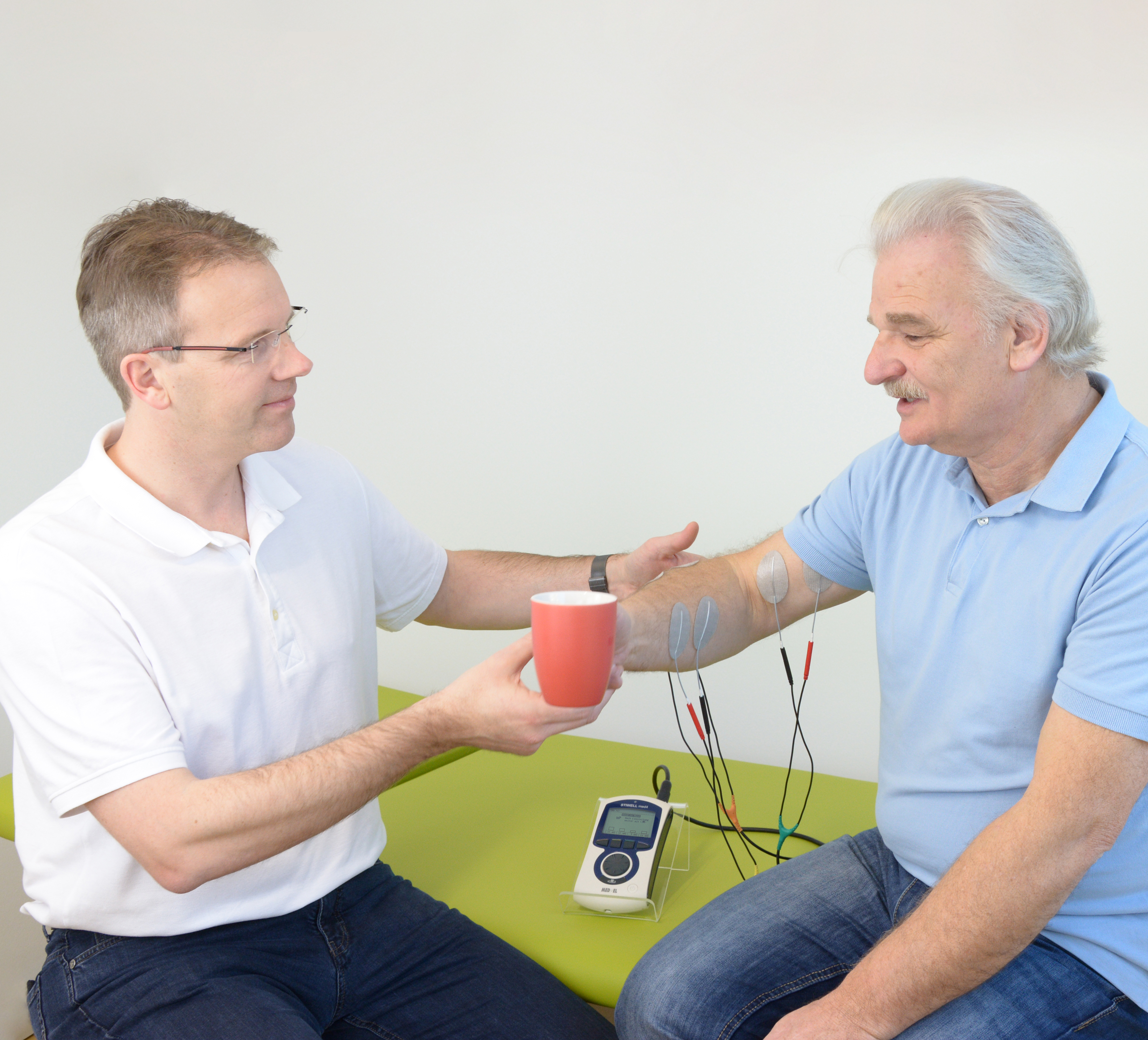 Übung "Tasse zum Mund führen" (FES) Übung